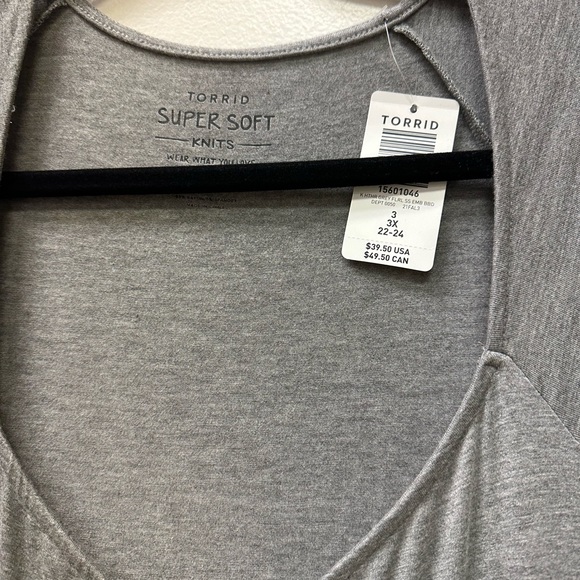 Torrid ladies top gray with flowers on sleeve 3X - Picture 3 of 3